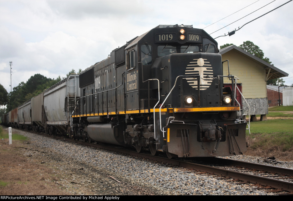 IC 1019 leads a NB empty grain at Magee.